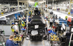 Các hãng ô tô cuống cuồng chuyển về Mỹ vì sợ Donald Trump